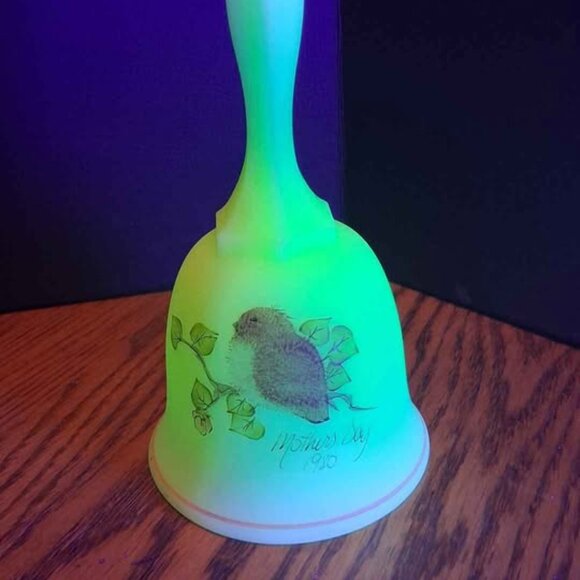 VTG 1980 Fenton Custard Glass Signed Hand Painted Bell  Bird & Branches 6 1/2 - Picture 6 of 6